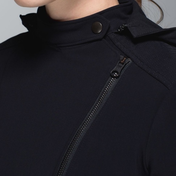 Lululemon Bust A Move Jacket Peplum Black Hood Soft Shell $178.00 - Picture 5 of 16